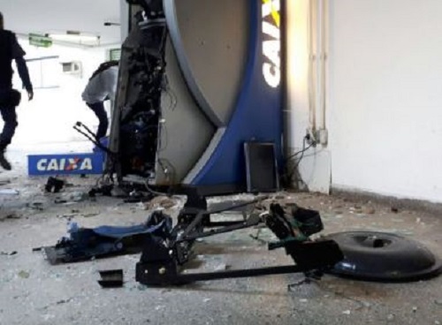 Feira: Bandidos armados detonam caixa eletrônico da secretaria de saúde