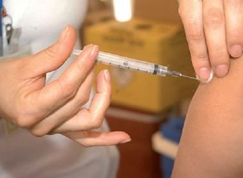 Campanha de vacinação contra a gripe retorna nesta terça após feriadão