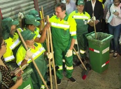 Um dia após posse, Doria se veste de gari e promete limpar ruas todas as semanas