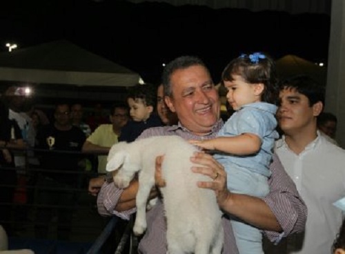 Acompanhado da família, Rui participa da abertura da Fenagro