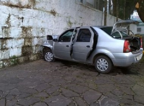 Homem morre depois de bater carro em muro de cemitério para tentar fugir de blitz
