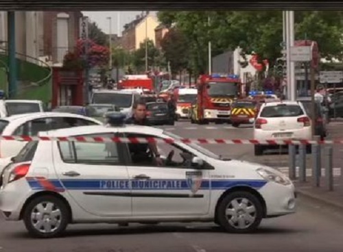 Presidente da França acusa Estado Islâmico por ataque em igreja