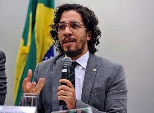 Relator quer que Jean Wyllys fique quatro meses suspenso por cuspir em Bolsonaro