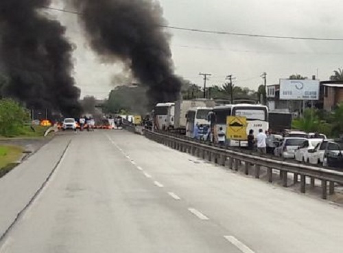 Simões Filho: Protesto fecha BA-093 e cobra punição a assassinos de líder quilombola