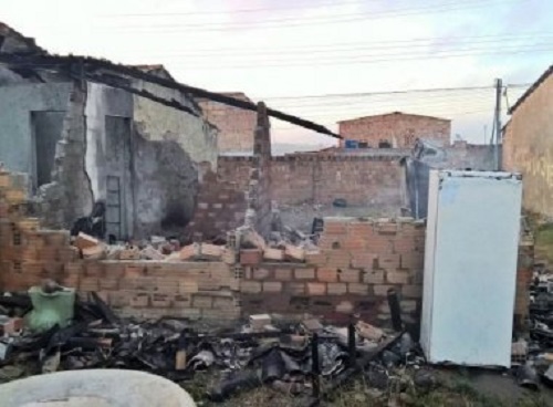 Feira: Fogo destrói casa enquanto casal dormia