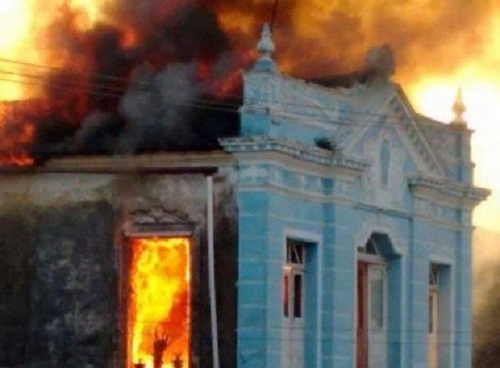 Casarão pega fogo em Cachoeira; vítimas seriam duas crianças