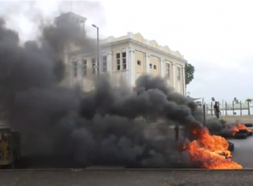 Taxista queimam pneus em protesto contra o Uber no Comércio