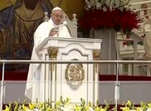 Papa Francisco cai durante missa na Cracóvia, mas não se machuca