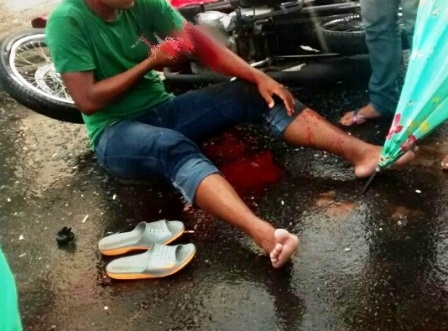 Moto e Van Escolar se envolvem em acidente no centro; motociclista fica ferido