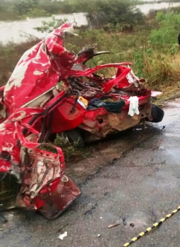 Acidente grave na  BA-262 com vitima fatal, carro é dividido ao meio 