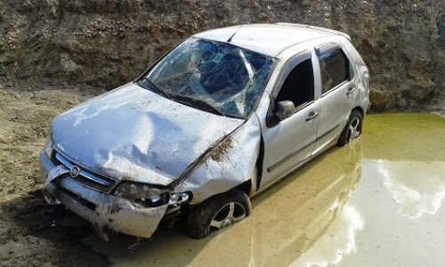 Macaúbas: Veiculo descontrolado sai da pista e cai em tanque