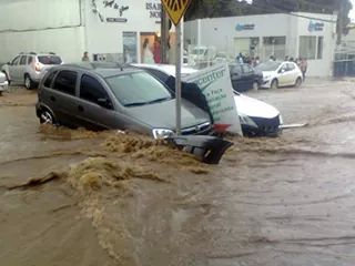 Em poucos minutos de chuva forte, muitos estragos foram registrados