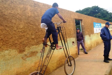 Aos doze anos, estudante projeta e constrói bicicleta gigante