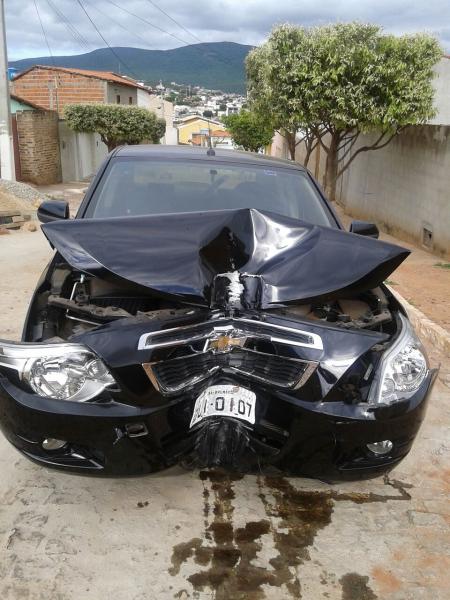 Carro fica parcialmente destruído após bater em árvore no Bairro Esmeralda
