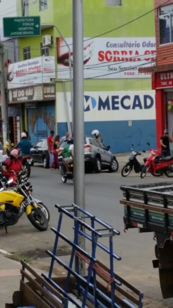 Carro fica preso em buraco em pleno centro comercial da cidade