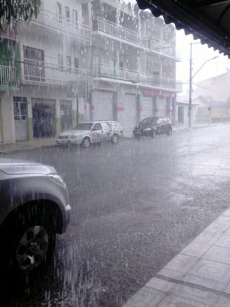 Tarde de chuva forte acompanhada de rajadas de ventos em Livramento