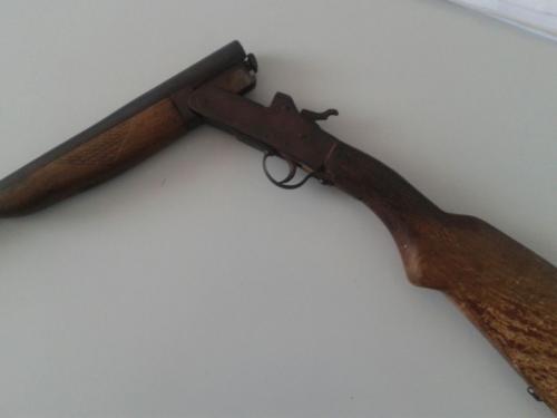 Homem é preso após ameaçar a esposa com uma espingarda