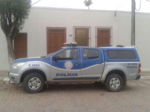 Homem é detido pela polícia ao ameaçar com duas facas funcionário de um mercado