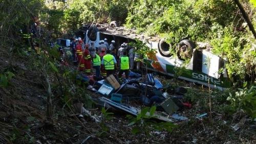 Ônibus da São Geraldo, com com 31 passageiros e um motorista, tombou. 08 mortes já foram confirmadas