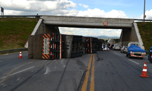 Motorista per de o controle da direção e carreta tomba no Anel Viário