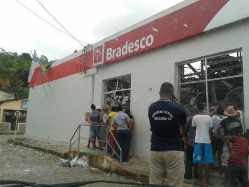 Bandidos invadem velório para conseguir reféns e na sequência explodem caixas do Bradesco