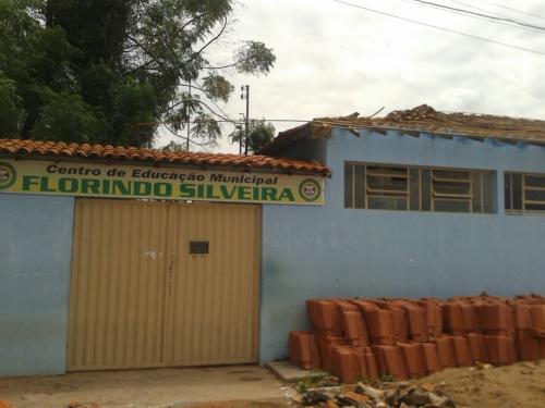 Pais ajudaram a reformar escola para os alunos não ficarem sem estudar