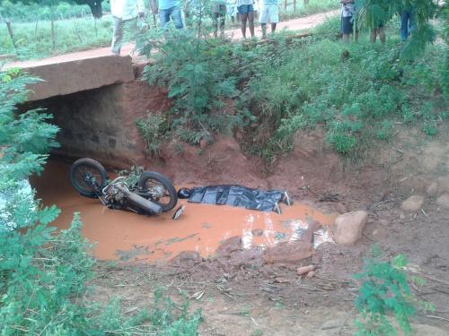 Homem é encontrado morto, supostamente por ter caído de uma ponte