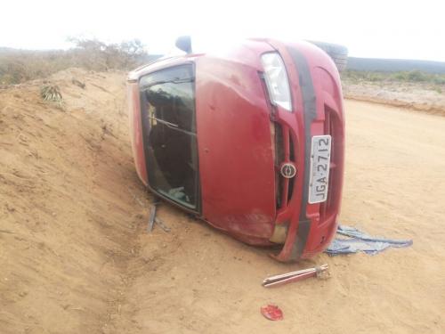 Carro capota em estrada vicinal na Zona Rural de Caetité