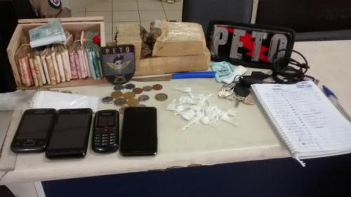 Polícia prende suspeitos de tráficos com drogas e R$ 14 mil