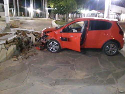 Carro sai da via, invade praça e destrói mureta da Coronel Zeca Leite