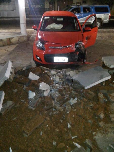 Carro sai da via, invade praça e destrói mureta da Coronel Zeca Leite