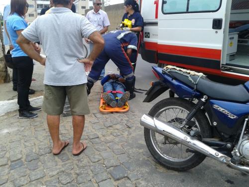Motociclista fica ferido em acidente na Rua Rio de Contas