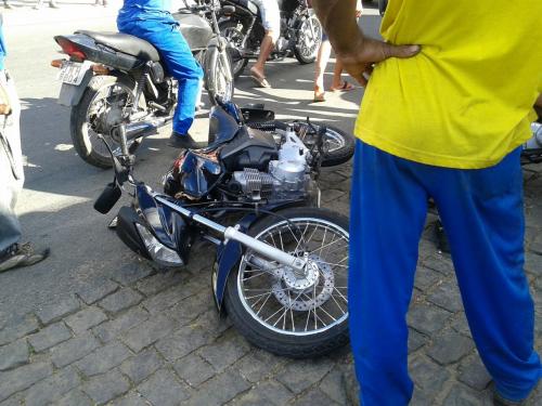 Colisão entre motocicletas na Avenida Centenário deixa duas pessoas feridas