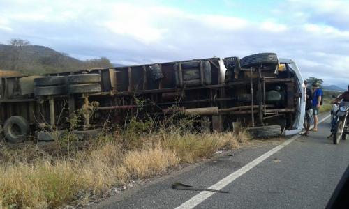 Caminhão tomba na rodovia BA - 148 entre Brumado a Dom Basílio