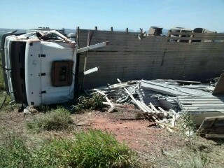 Caminhão carregado de telha ternit tomba na BA - 142, próximo a Barra da Estiva