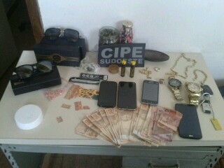 Barrestivense e mais três universitários goianiense são presos com drogas e jóias e dinheiro