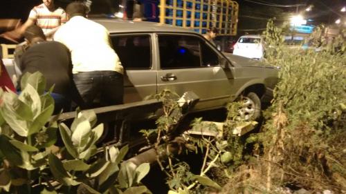 Carro fica pendurado na ponte da Avenida Coronel Santos em Brumado