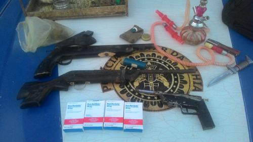 Polícia apreende arma na casa de um dos principais suspeitos de cometer diversos assaltos em Ituaçu