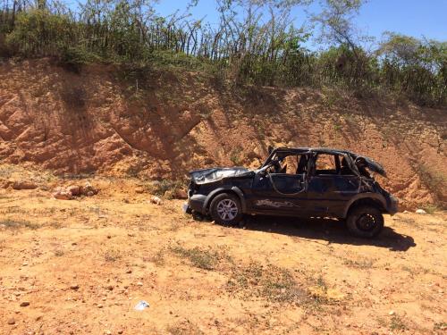 Carro ocupado por enfermeiras capotou na BA-623, trecho entre Vila Mariana e Maetinga