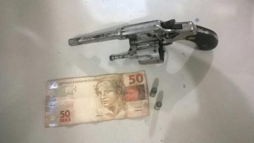 Polícia apreende revólver com menores durante ronda próximo a biblioteca em Brumado