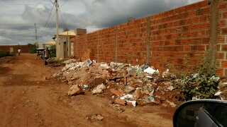 Dono de construção ocupa rua com lixo e entulho, vizinhos reclamam e ele culpa a prefeitura