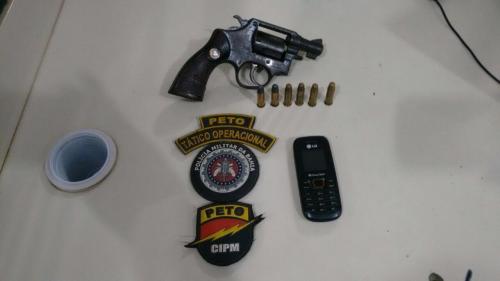 Homem armado é preso em frente ao Hospital M. Neto em Brumado