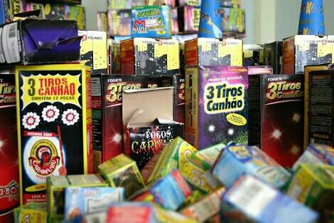 Comerciantes de fogos de artifícios aproveitam a época junina para driblar a crise