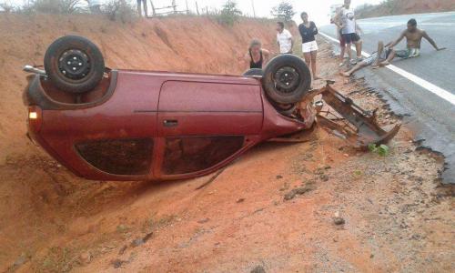 Carro capota na Ba - 148 na chegada da cidade de Guajeru