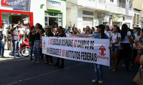 Estudantes e representantes de movimentos sociais protestam em Guanambi 