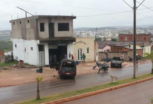 Van pega fogo dentro de depósito em Barra da Estiva