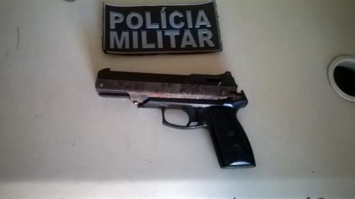 Ao tentar assaltar transeunte com simulacro de arma de fogo, bandido é imobilizado pela vítima até a chegada da polícia