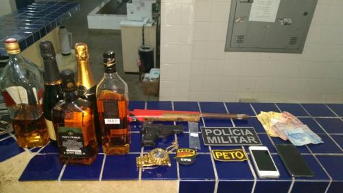 Polícia Militar prende assaltantes no Centro de Brumado, apos cometerem roubo a um salão de beleza