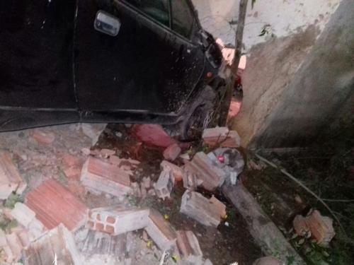 Motorista perde o controle da direção e veículo invade residência em Rio do Antônio