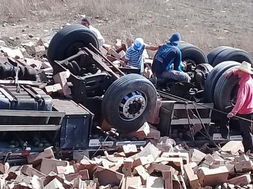 Caminhão cai em ribanceira na BR - 030, trecho entre Ibitira é Caetité